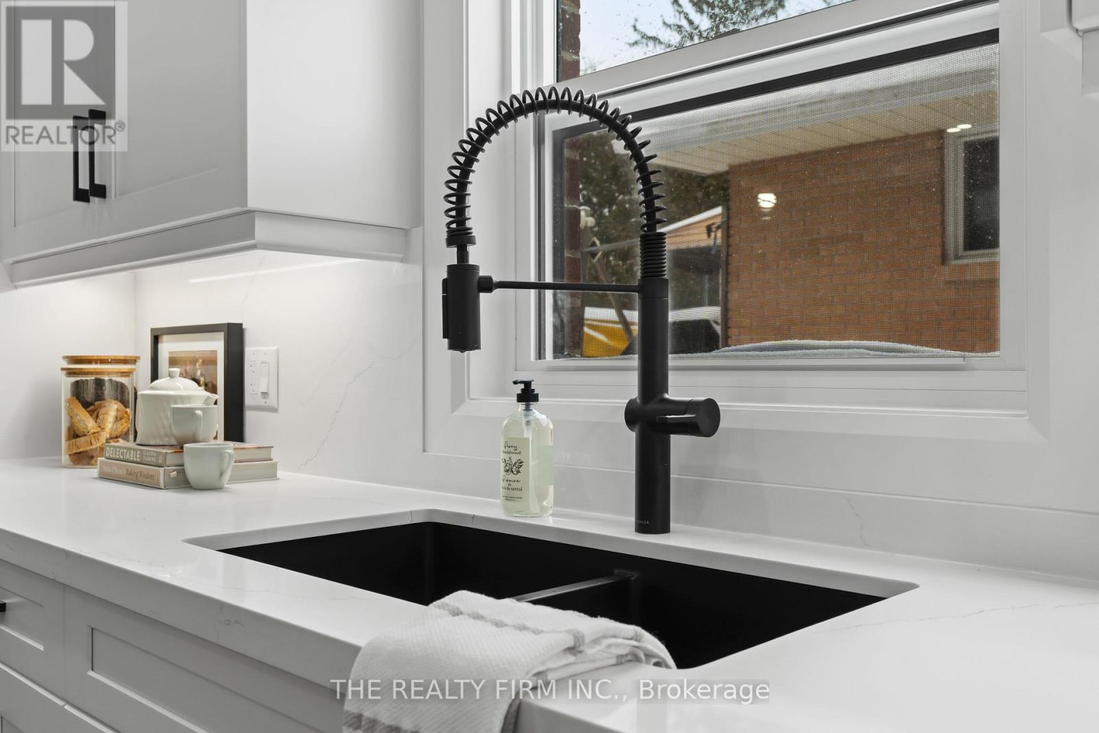 1037 Willow Drive W, London South, Ontario  N6E 1P4 - Photo 10 - X12721712