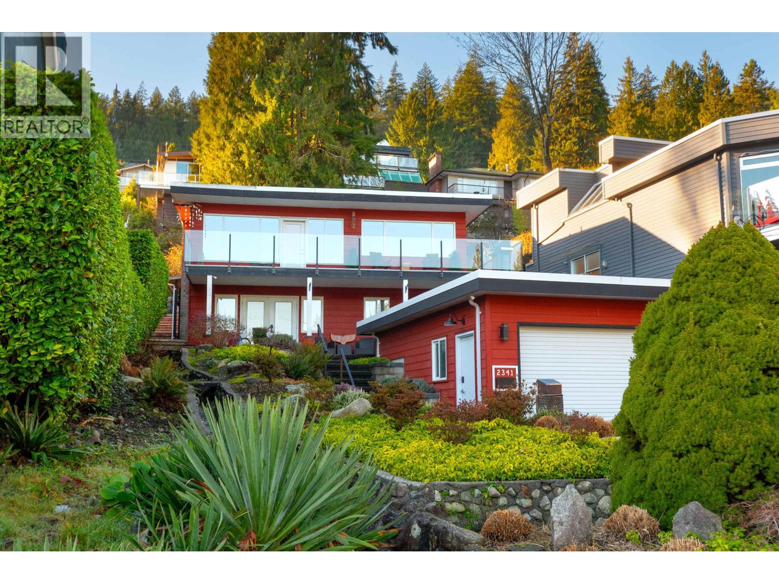 2341 Panorama Drive, North Vancouver, British Columbia  V7G 1V4 - Photo 1 - R3081898