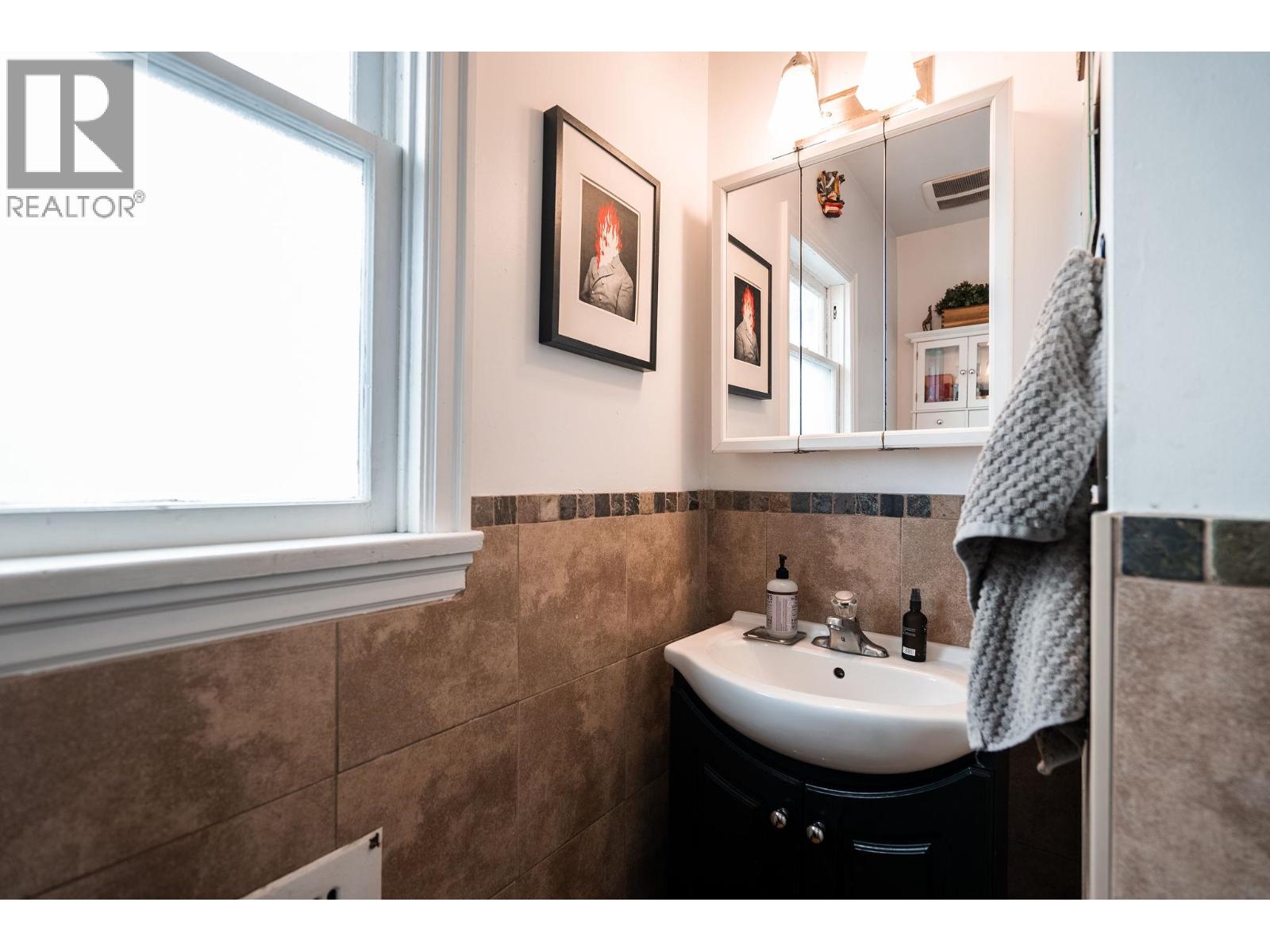 Listing Picture 11 of 40 : 228 E 26TH AVENUE, Vancouver / 溫哥華 - 魯藝地產 Yvonne Lu Group - MLS Medallion Club Member