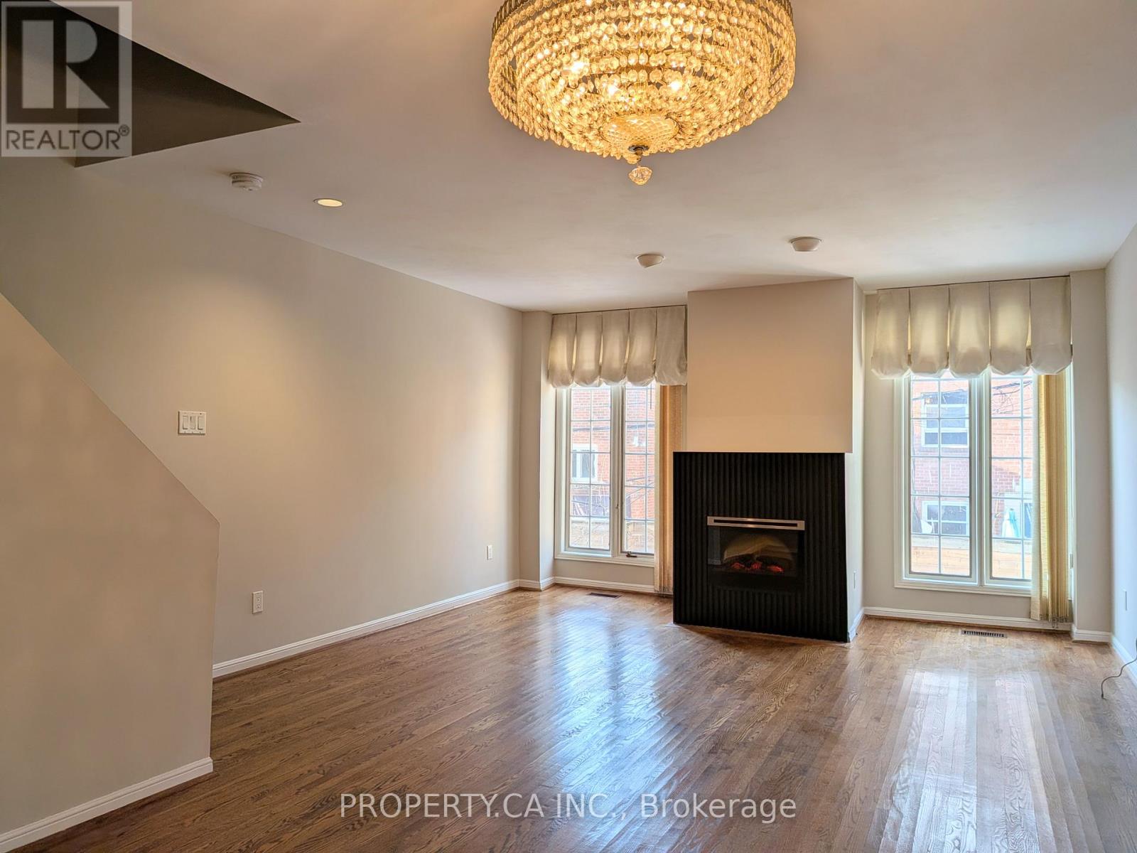 64 Arnold Avenue, Toronto, Ontario  M5A 3B2 - Photo 4 - C12720116