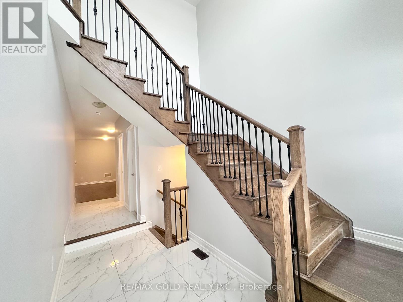 404 Grindstone Trail, Oakville, Ontario  L6H 0S1 - Photo 2 - W12721550