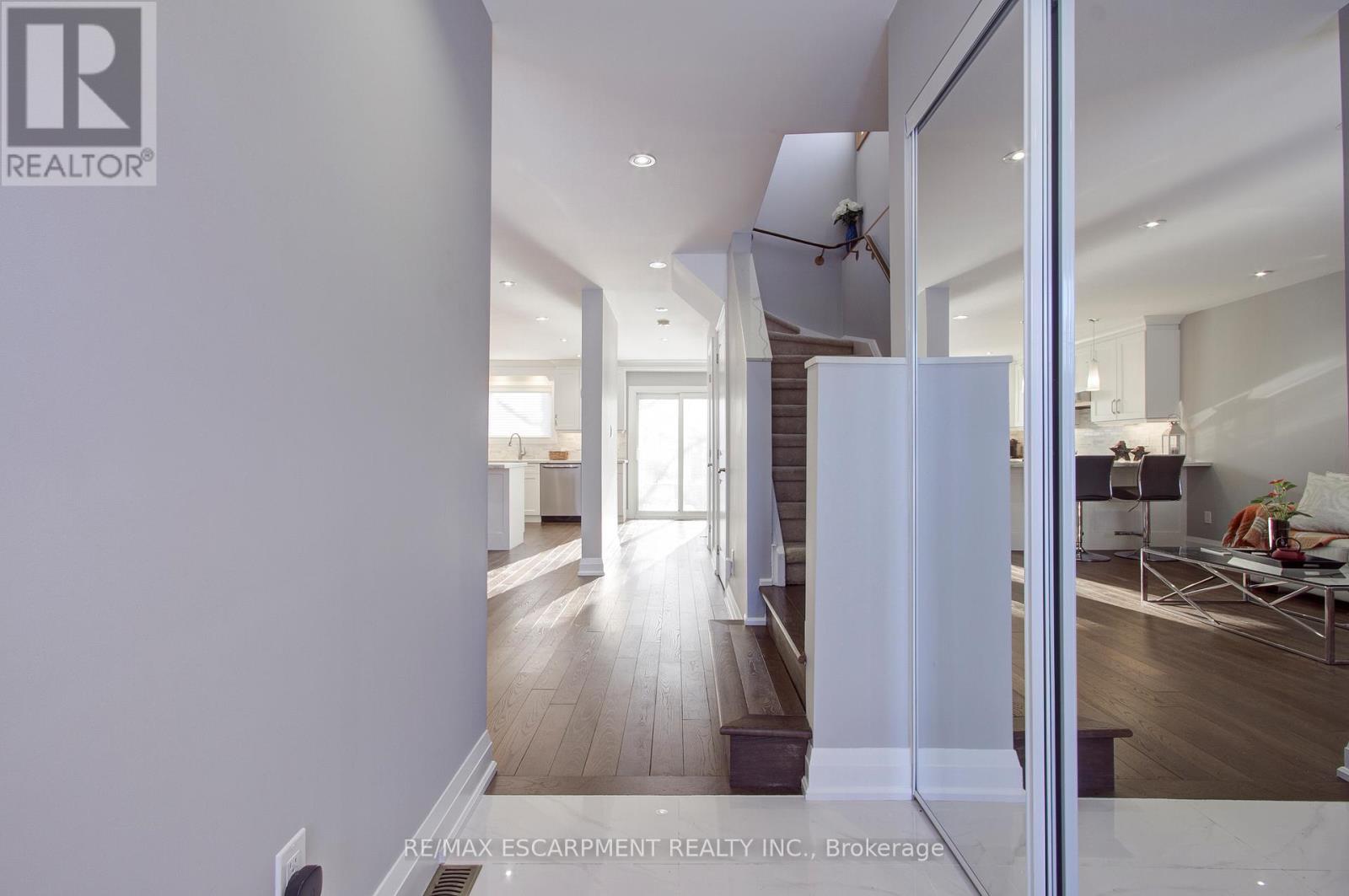 214 Ross Lane, Oakville, Ontario  L6H 5K5 - Photo 5 - W12721634