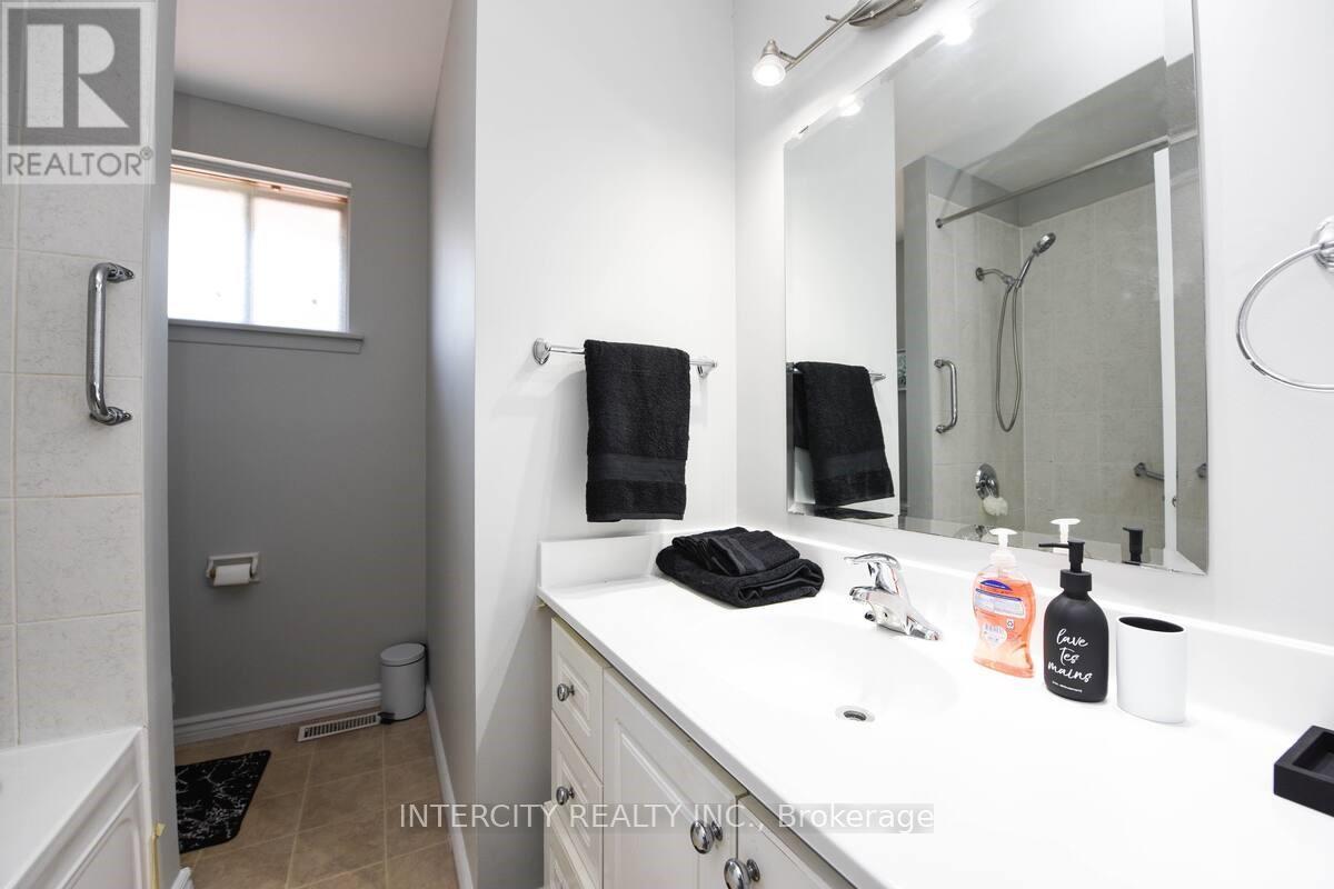 13 Armbro Avenue, Brampton, Ontario  L6Y 1X1 - Photo 9 - W12721764