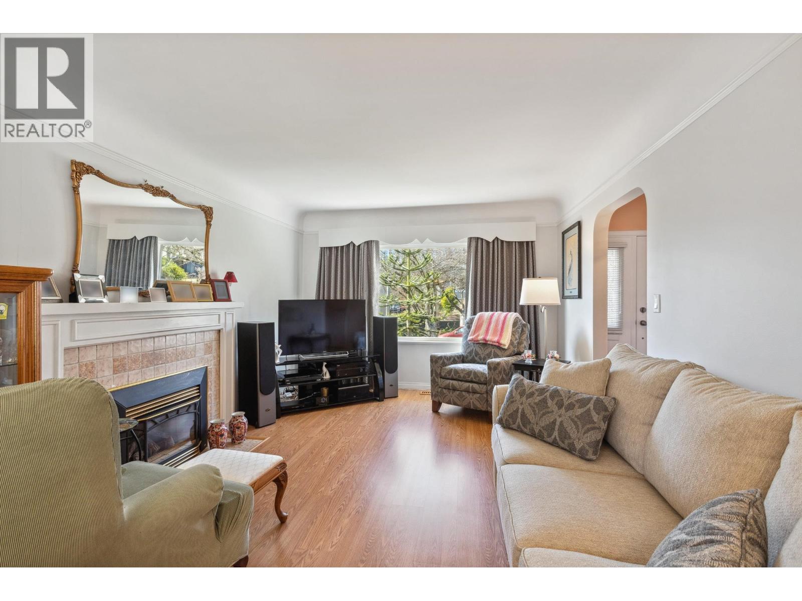 8222 Joffre Avenue, Burnaby, British Columbia  V5J 3L3 - Photo 3 - R3082293