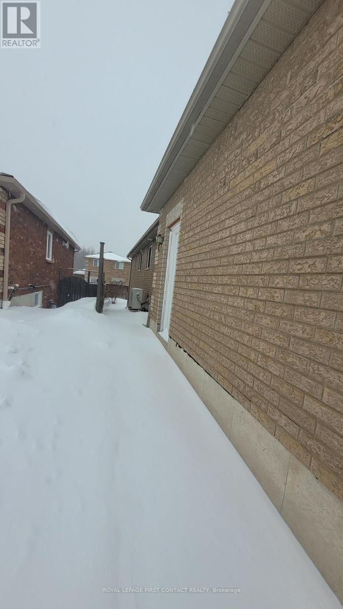 82 Shalom Way, Barrie, Ontario  L4N 5Y4 - Photo 3 - S12721794