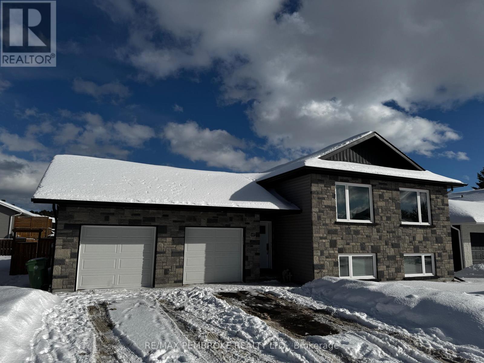 117 Chad Street, Petawawa, Ontario K8H 0G9 - Photo 1 - X12721946