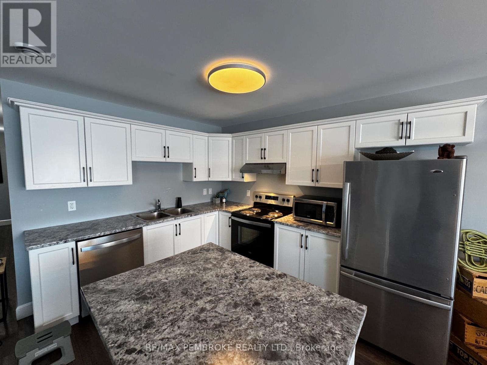 117 Chad Street, Petawawa, Ontario K8H 0G9 - Photo 3 - X12721946