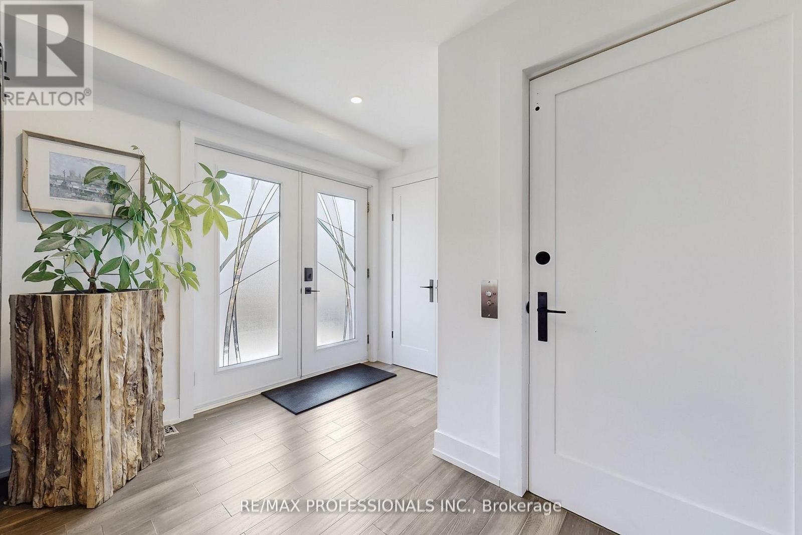 4 Martin Grove Road, Toronto, Ontario  M9B 4J9 - Photo 3 - W12721884