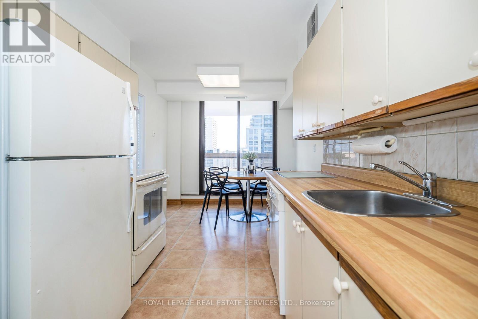 1511 - 100 Quebec Avenue, Toronto, Ontario  M6P 4B8 - Photo 9 - W12721886