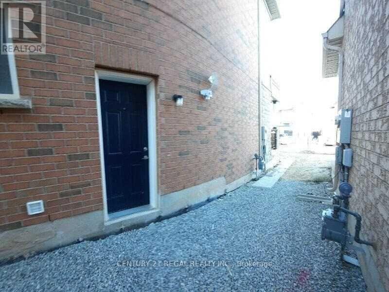 Lower - 32 Wasaga Road, Brampton, Ontario  L6X 3B1 - Photo 2 - W12721910