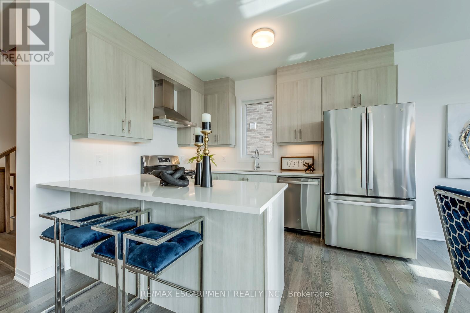 3262 Crystal Drive, Oakville, Ontario  L6M 4K1 - Photo 8 - W12721968