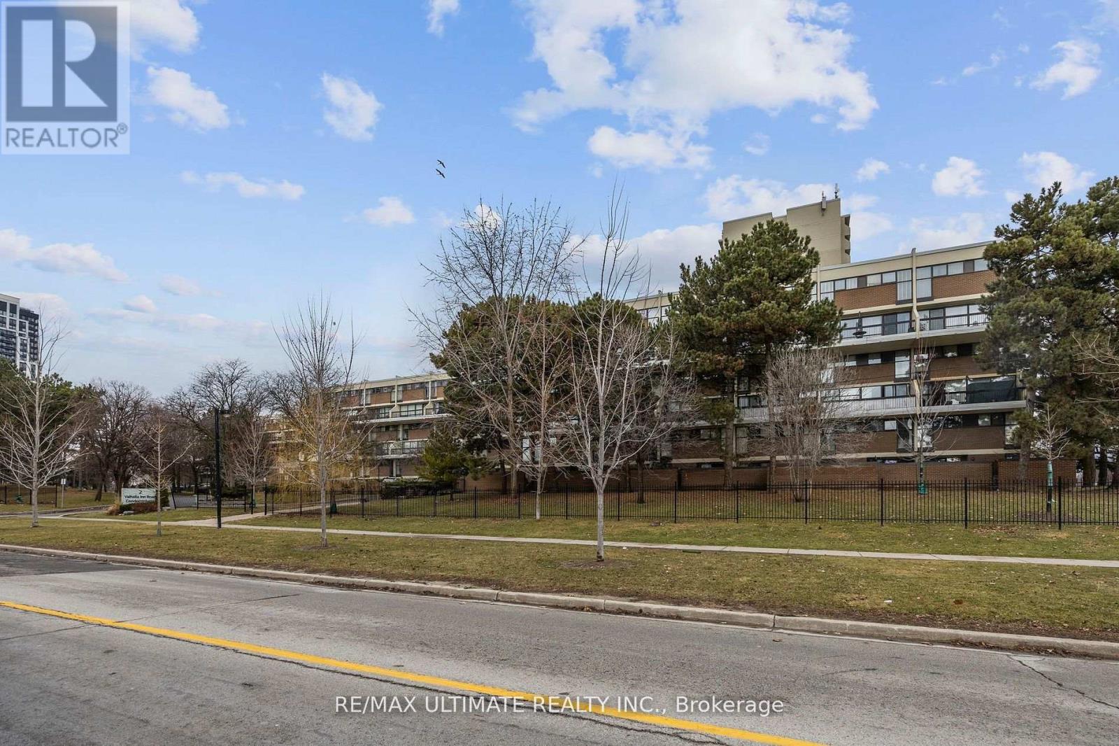 332 - 2 Valhalla Inn Road, Toronto, Ontario  M9B 6C3 - Photo 4 - W12721970