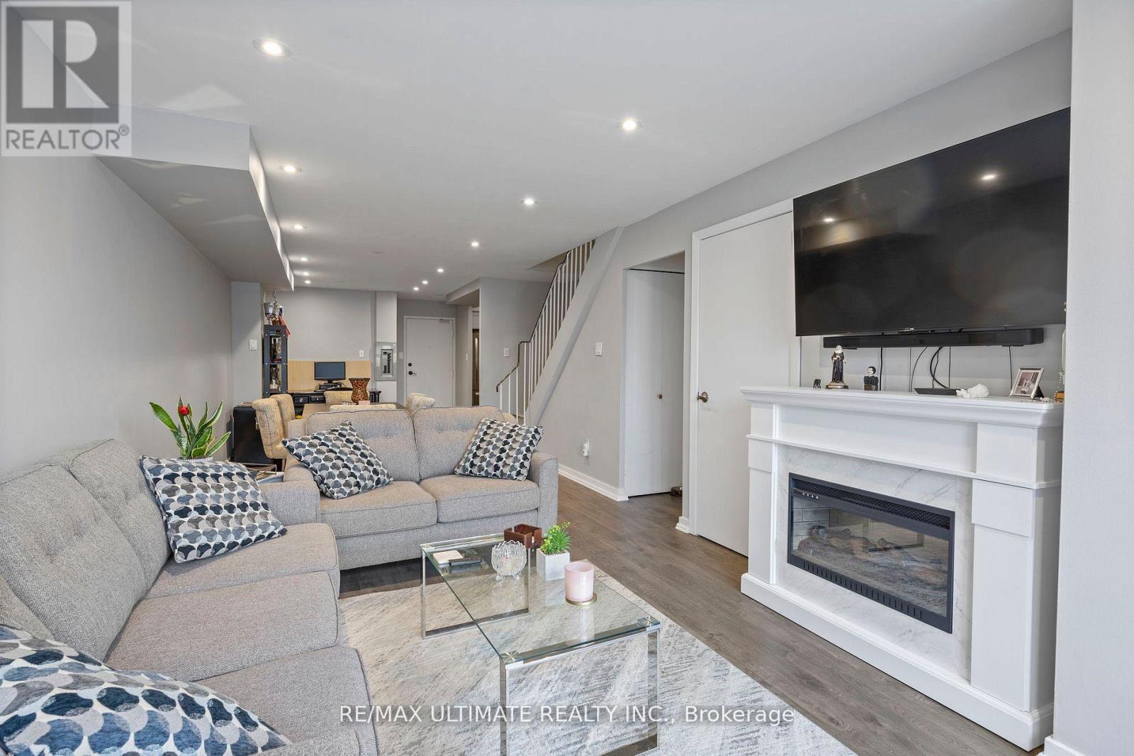 332 - 2 Valhalla Inn Road, Toronto, Ontario  M9B 6C3 - Photo 6 - W12721970