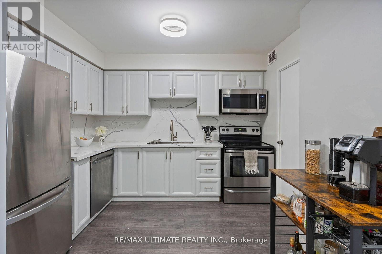 332 - 2 Valhalla Inn Road, Toronto, Ontario  M9B 6C3 - Photo 8 - W12721970