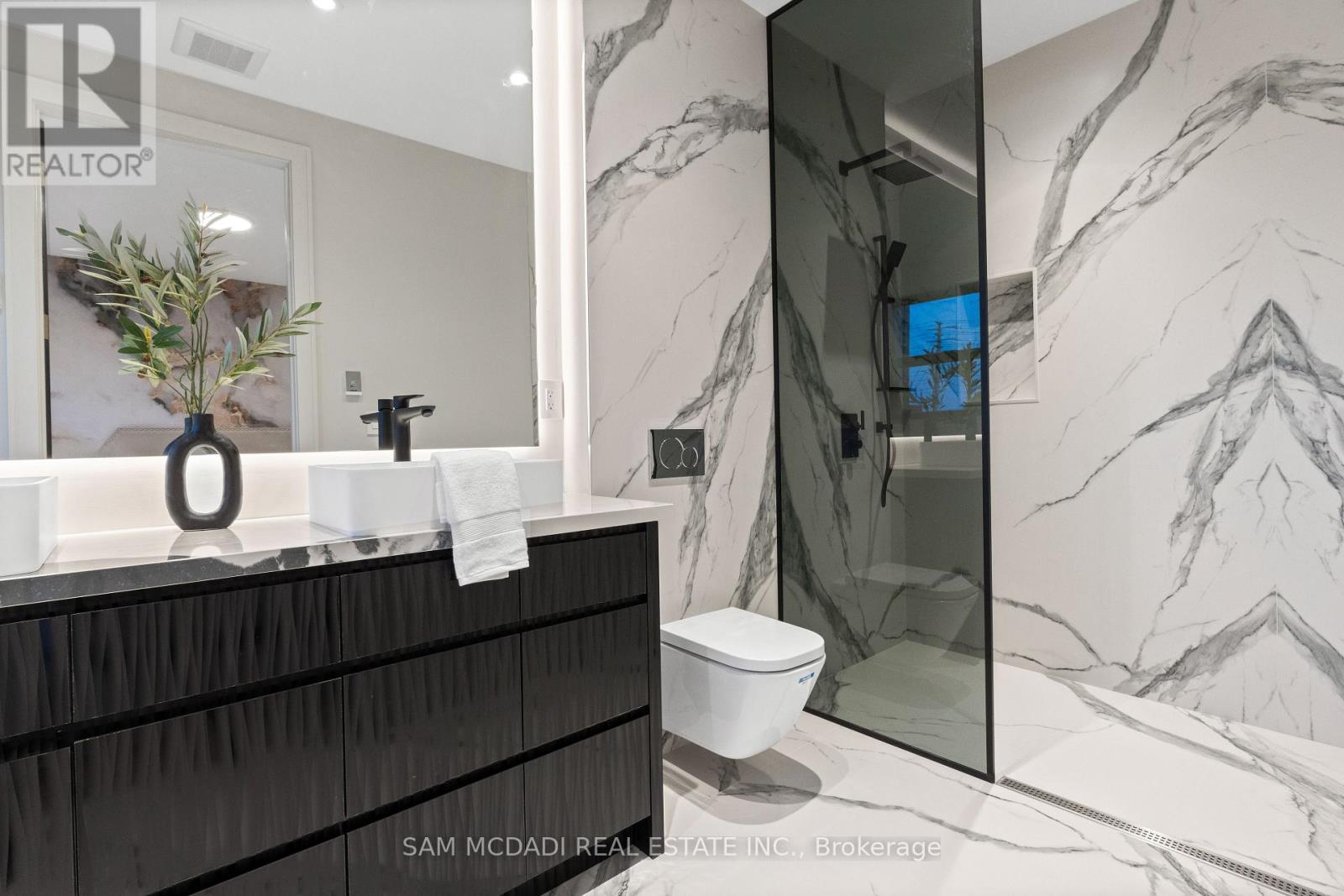 1090 Ella Avenue, Mississauga, Ontario  L5E 1H5 - Photo 25 - W12721982