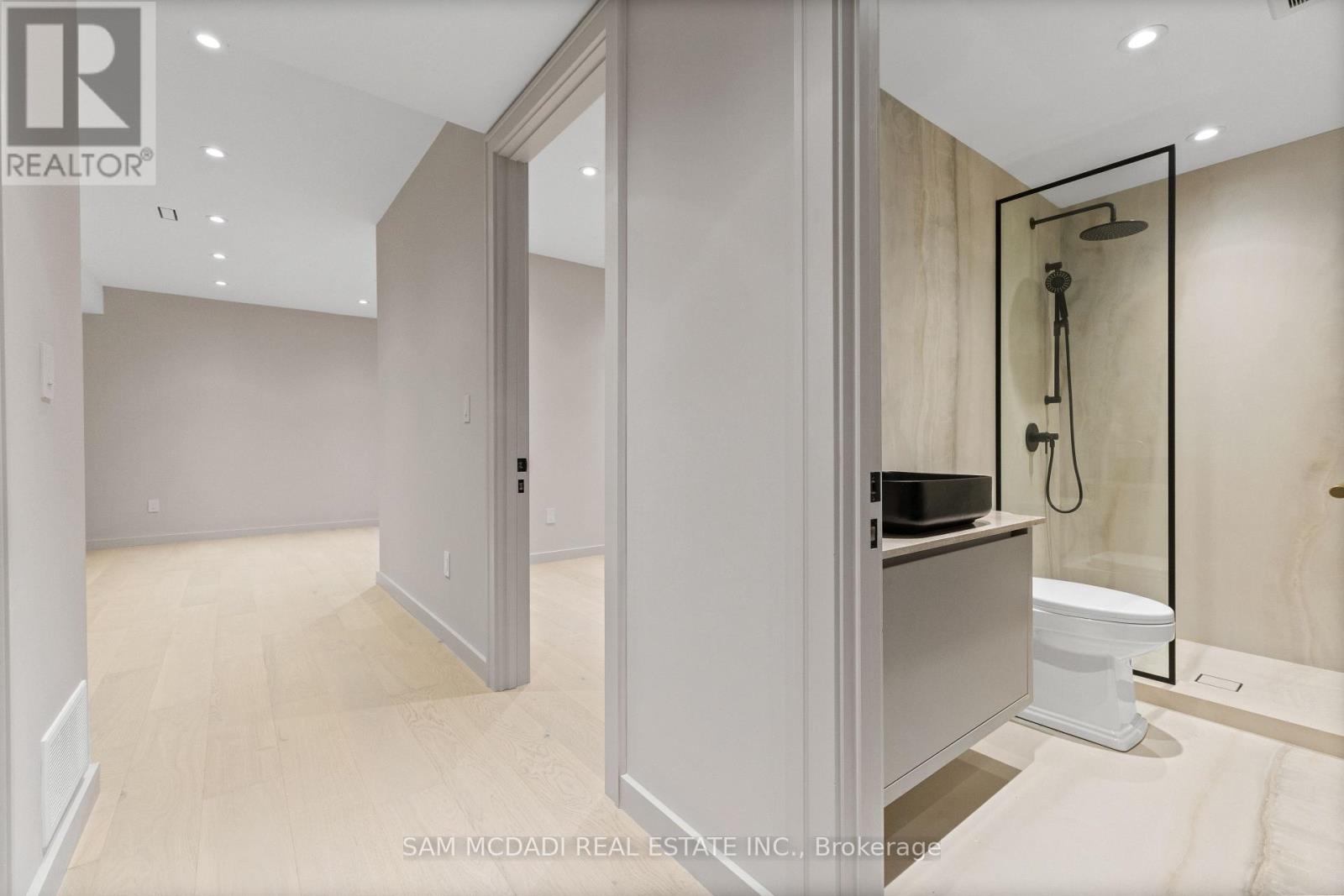 1090 Ella Avenue, Mississauga, Ontario  L5E 1H5 - Photo 35 - W12721982