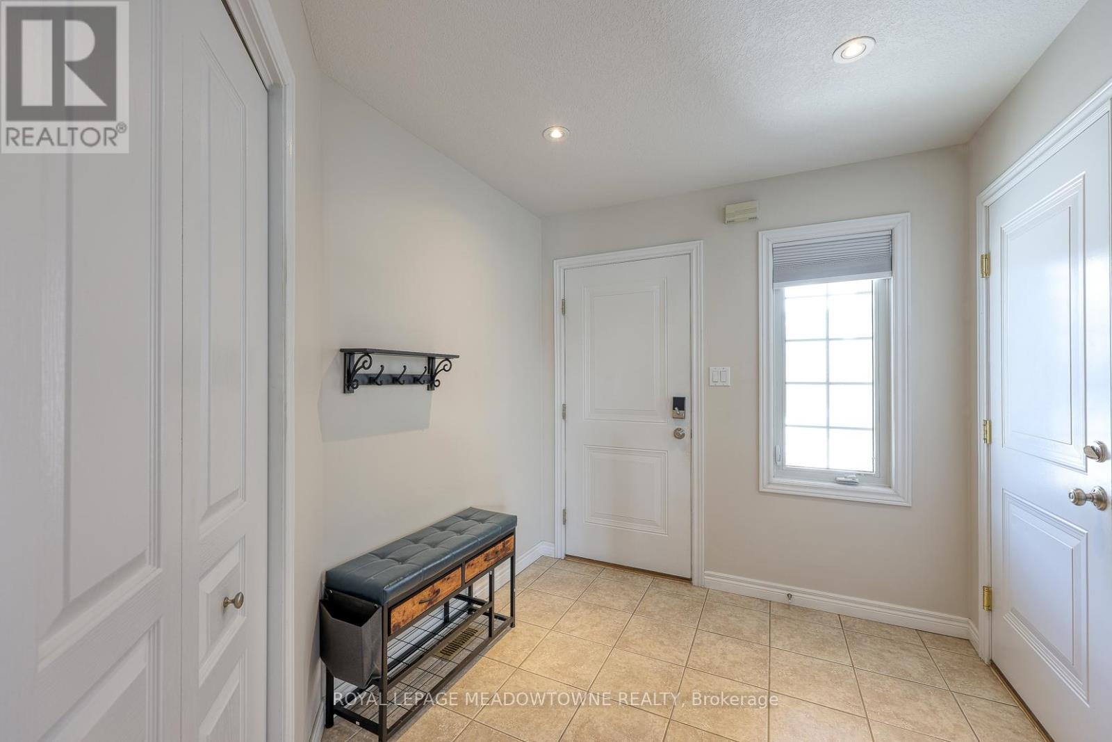 739 Frontenac Crescent, Woodstock, Ontario  N4V 0B1 - Photo 3 - X12721840