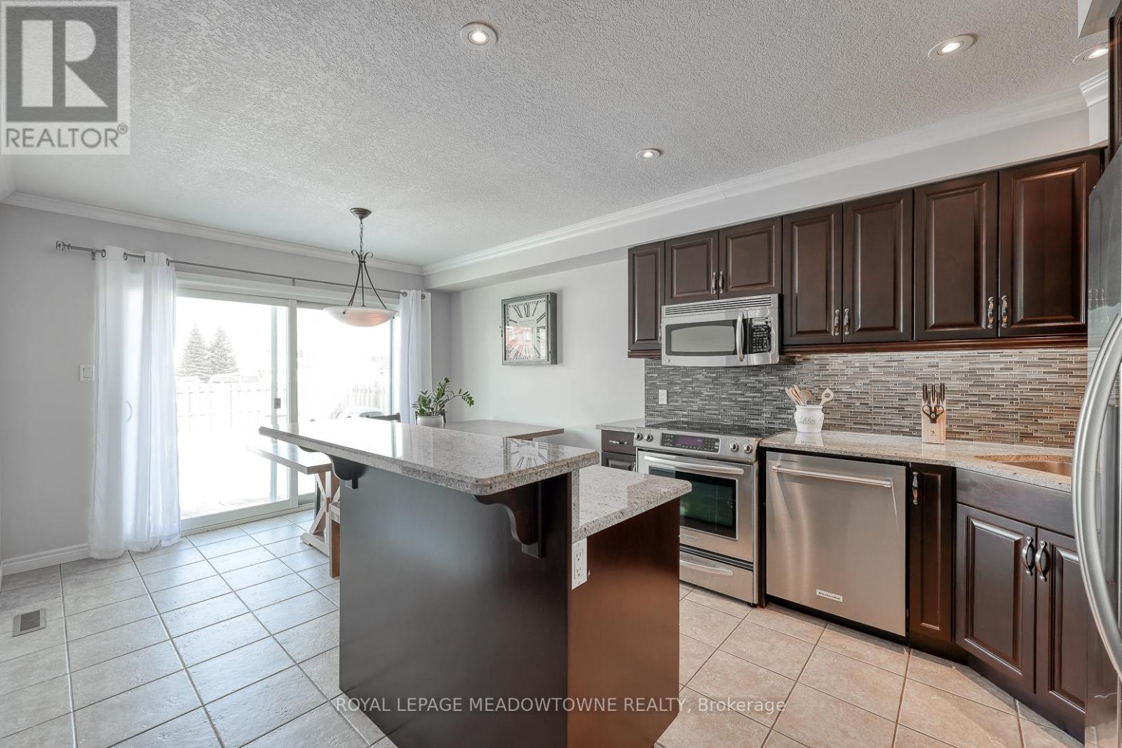 739 Frontenac Crescent, Woodstock, Ontario  N4V 0B1 - Photo 7 - X12721840