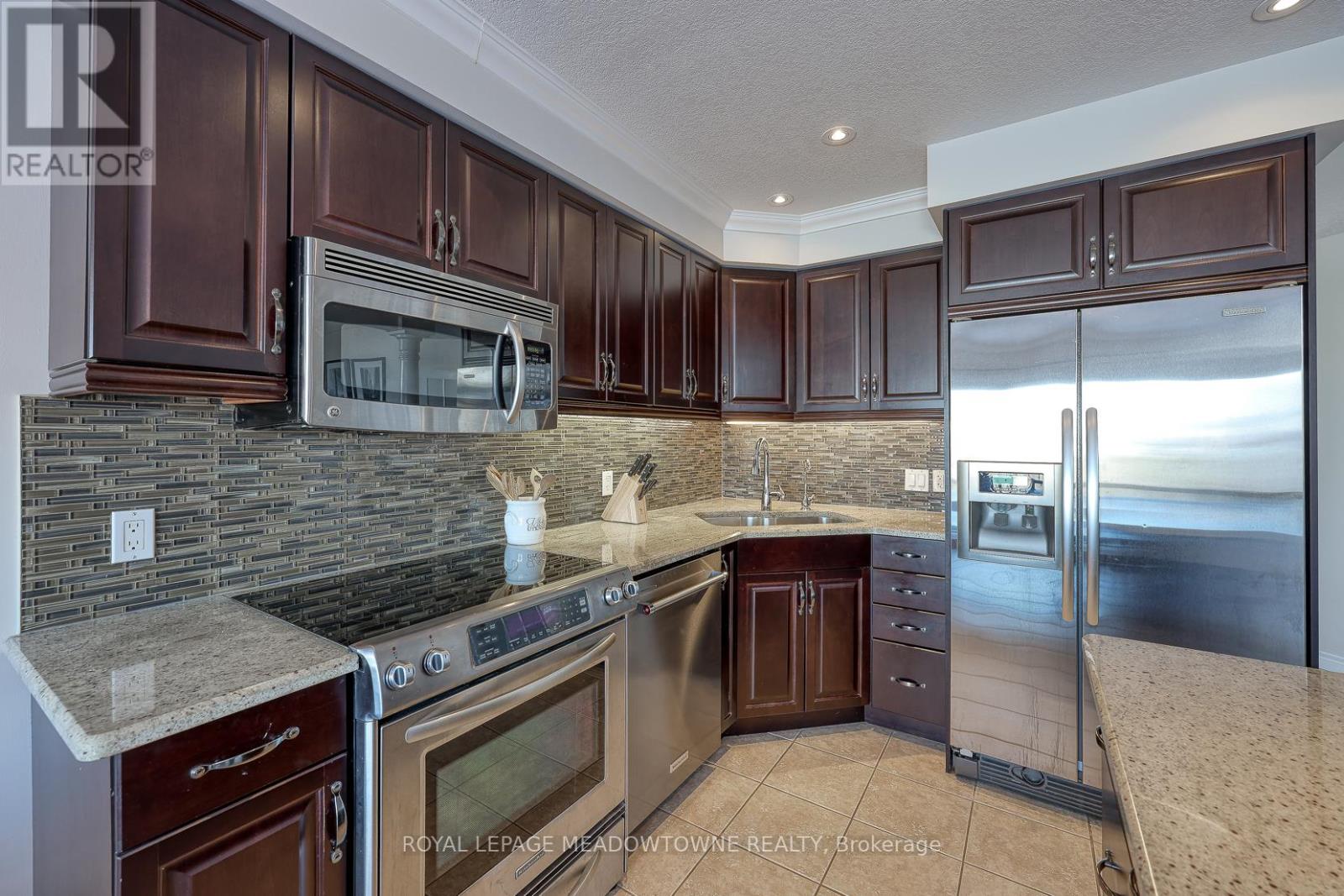 739 Frontenac Crescent, Woodstock, Ontario  N4V 0B1 - Photo 8 - X12721840