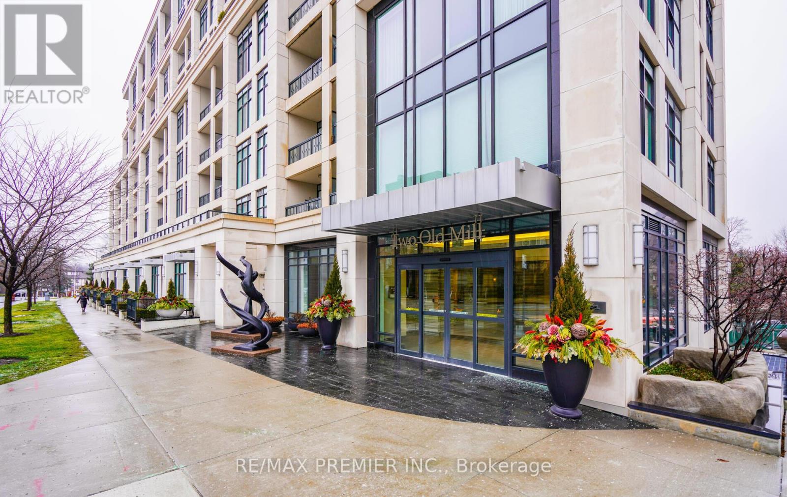 303 - 2 Old Mill Drive, Toronto, Ontario  M6S 0A2 - Photo 2 - W12718316