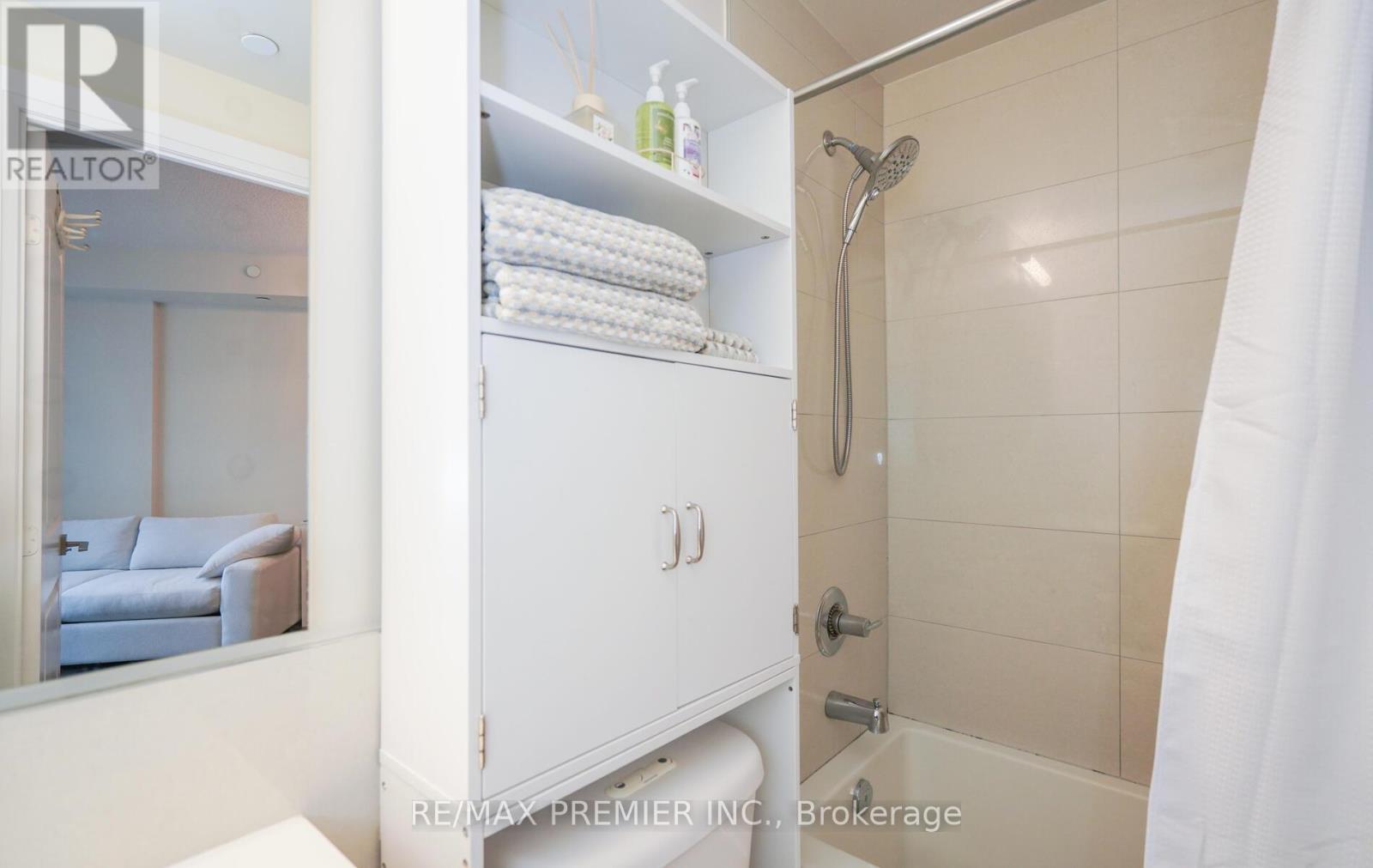 303 - 2 Old Mill Drive, Toronto, Ontario  M6S 0A2 - Photo 17 - W12718316