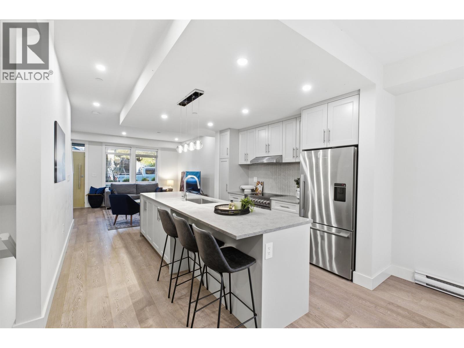 2 115 W Queens Road, North Vancouver, British Columbia  V7N 2K4 - Photo 3 - R3082326