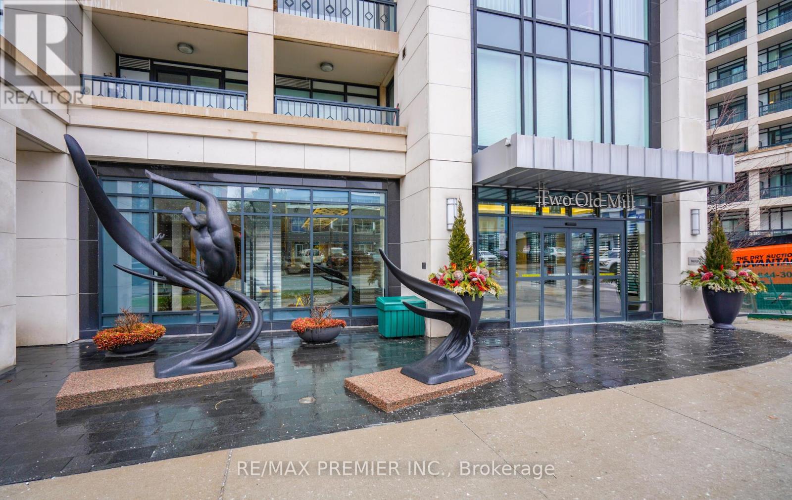 303 - 2 Old Mill Drive, Toronto, Ontario  M6S 0A2 - Photo 3 - W12718316