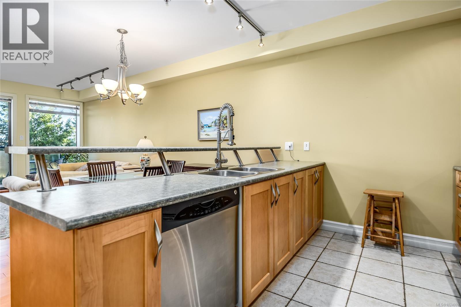 332 2300 Mansfield Dr, Courtenay, British Columbia V9N 3S3 - Photo 10 - 1024009