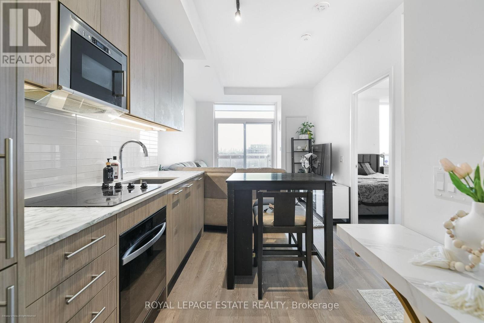 702 - 286 Main Street, Toronto, Ontario  M4C 0B3 - Photo 2 - E12722122