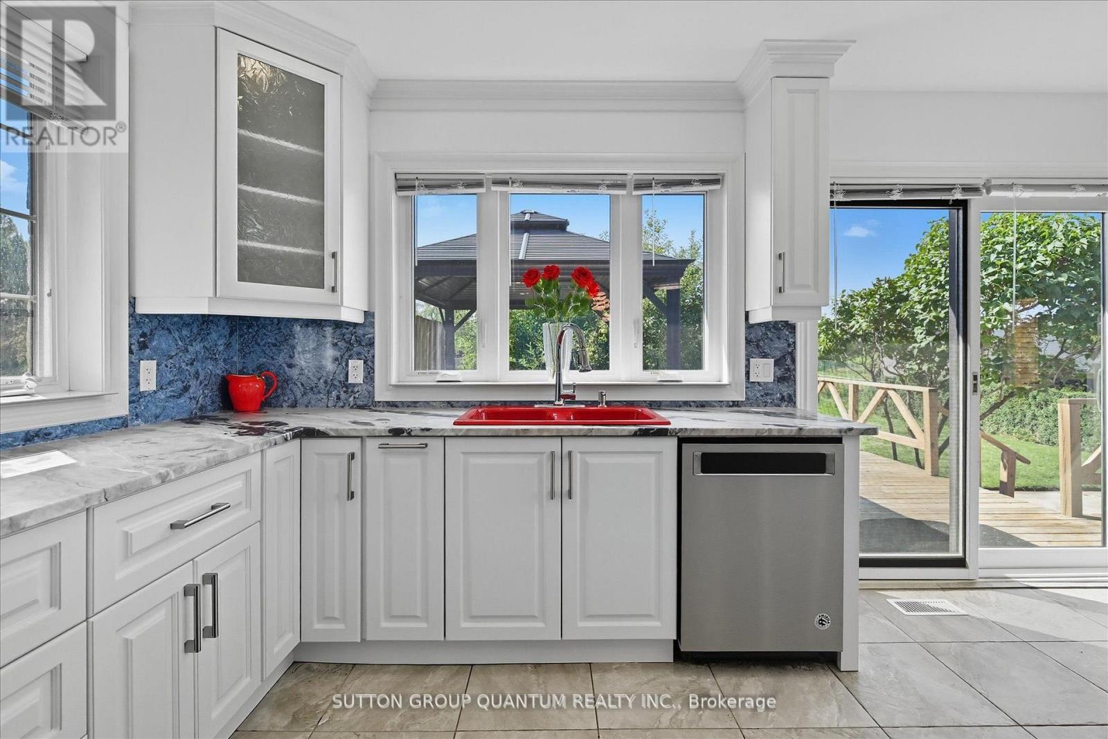 729 Winston Road, Grimsby, Ontario  L3M 4E8 - Photo 7 - X12722136