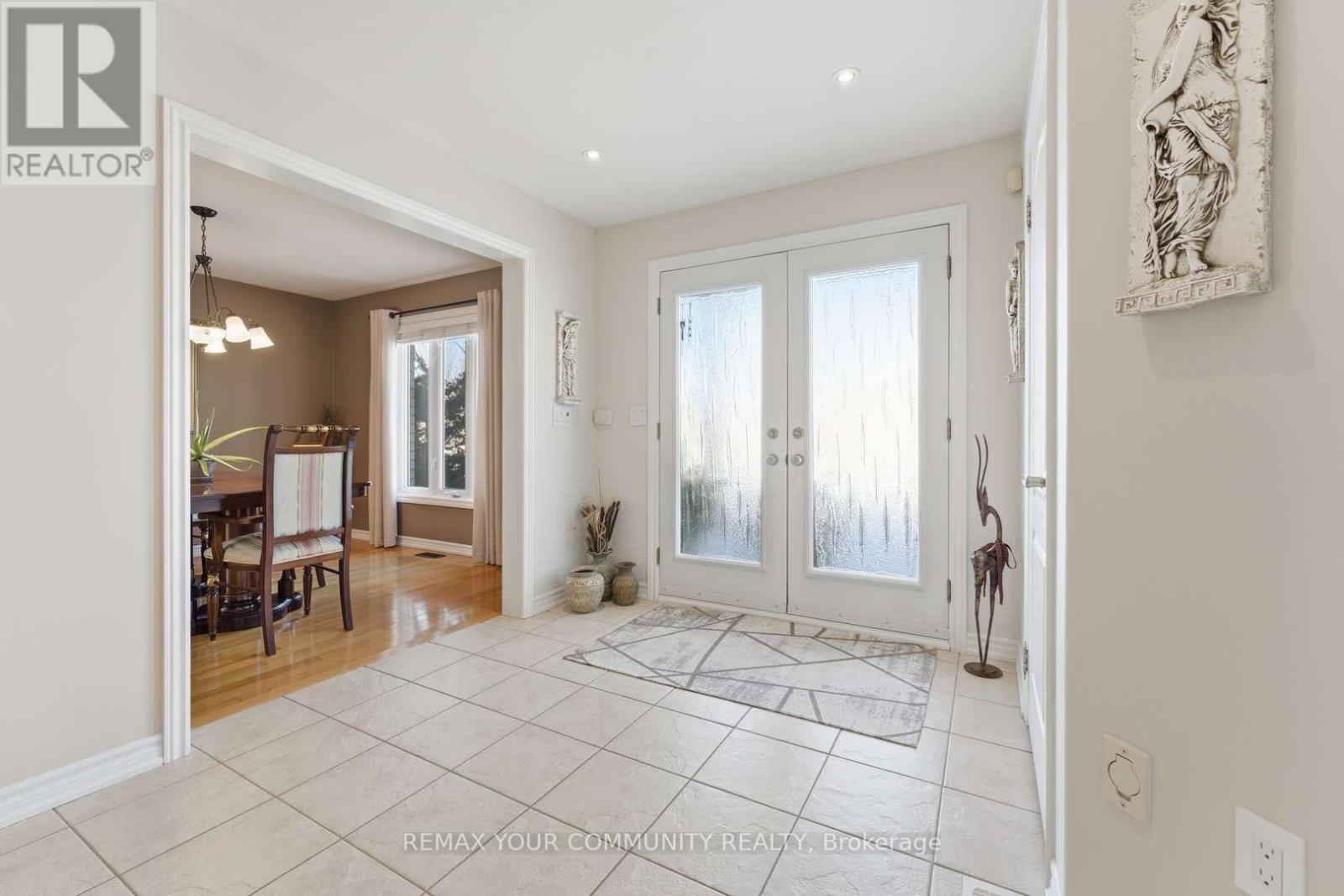 37 Saint Avenue, Bradford West Gwillimbury, Ontario  L3Z 3E6 - Photo 3 - N12718790