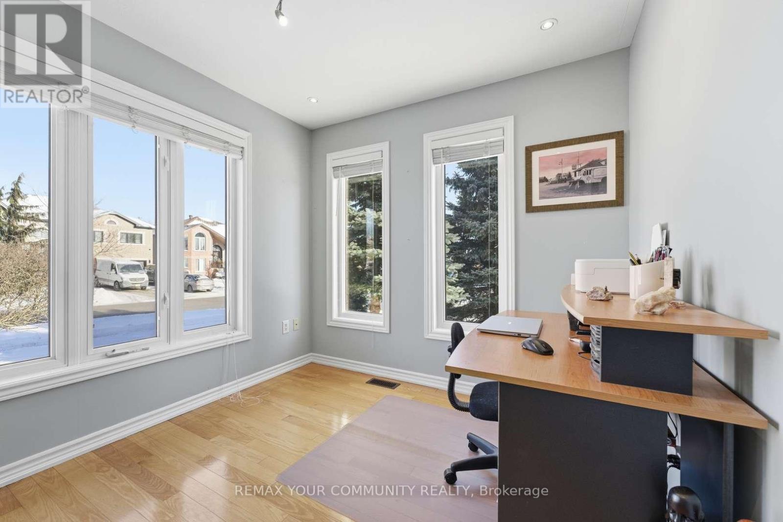 37 Saint Avenue, Bradford West Gwillimbury, Ontario  L3Z 3E6 - Photo 5 - N12718790