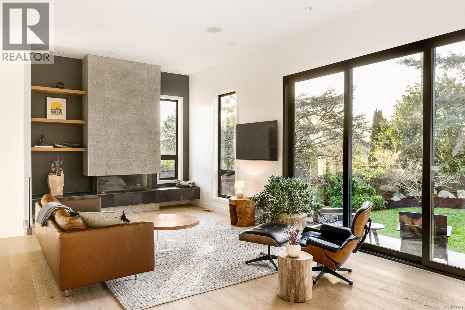 2151 Allenby St, Oak Bay, British Columbia  V8R 3C2 - Photo 2 - 1023951