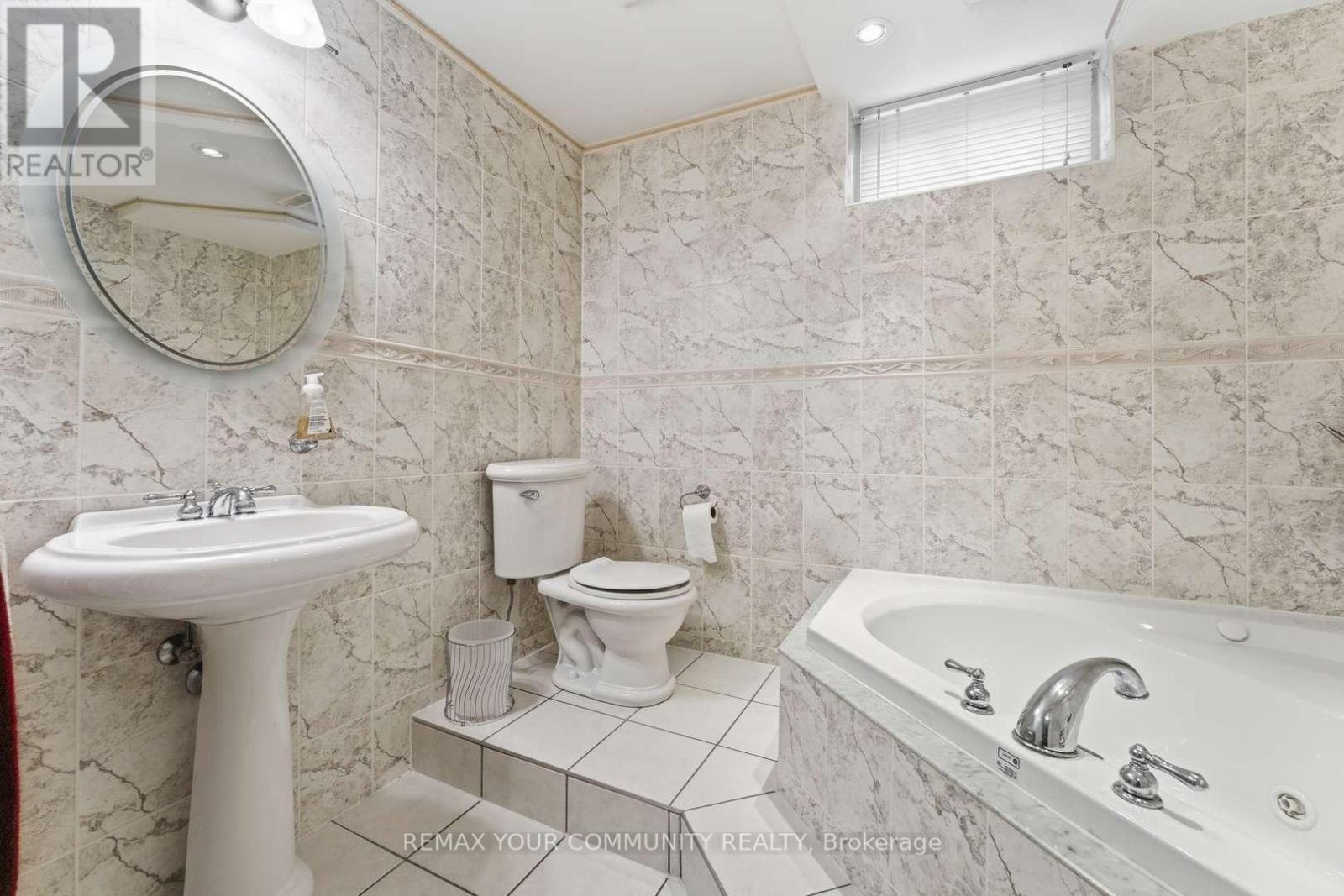 37 Saint Avenue, Bradford West Gwillimbury, Ontario  L3Z 3E6 - Photo 33 - N12718790