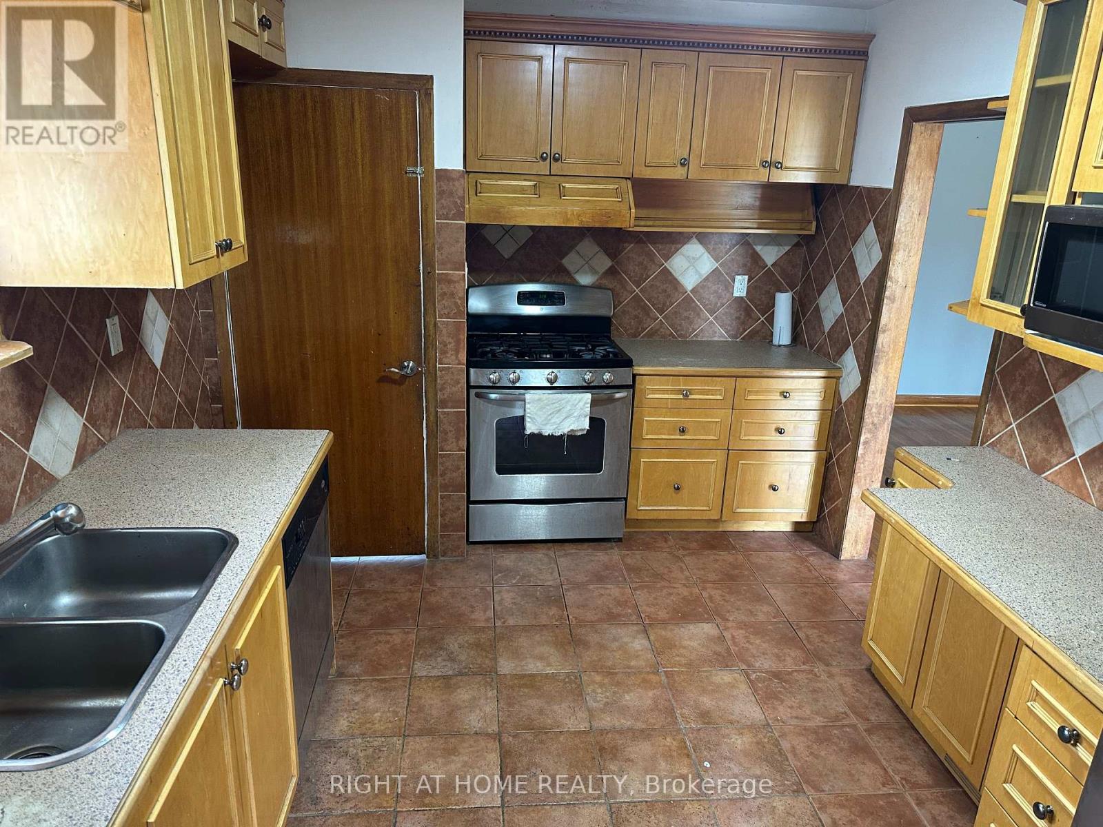 Upstairs Only - 31 Aloma Crescent, Brampton, Ontario  L6T 2N8 - Photo 12 - W12722220