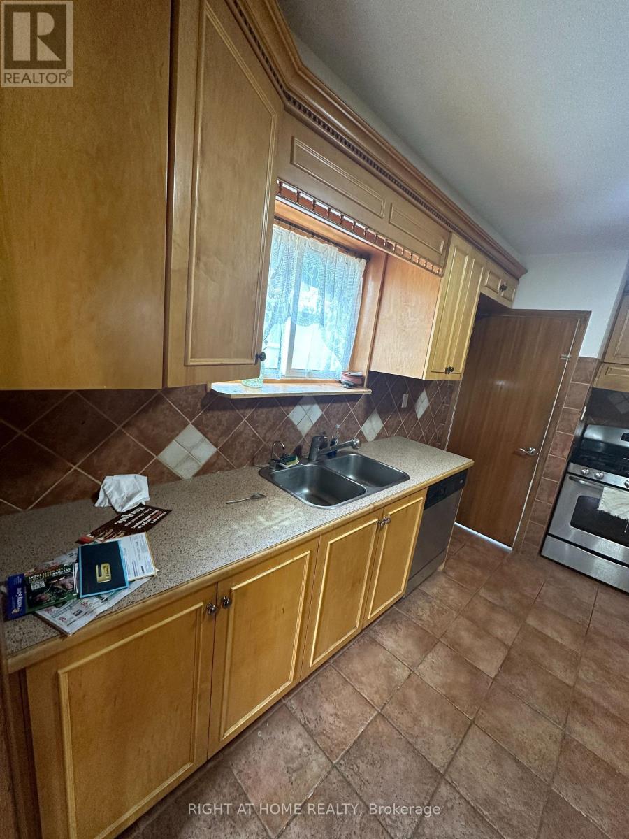 Upstairs Only - 31 Aloma Crescent, Brampton, Ontario  L6T 2N8 - Photo 13 - W12722220