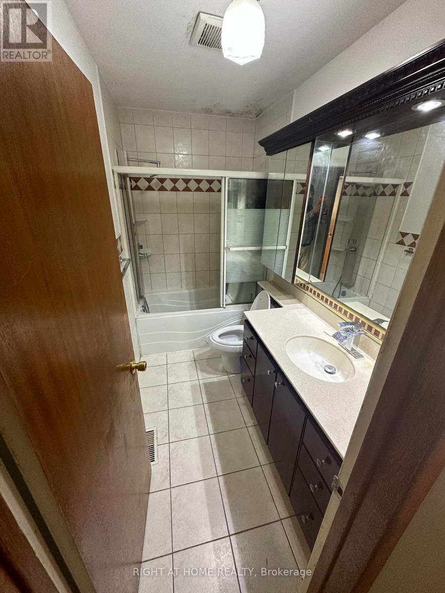 Upstairs Only - 31 Aloma Crescent, Brampton, Ontario  L6T 2N8 - Photo 9 - W12722220