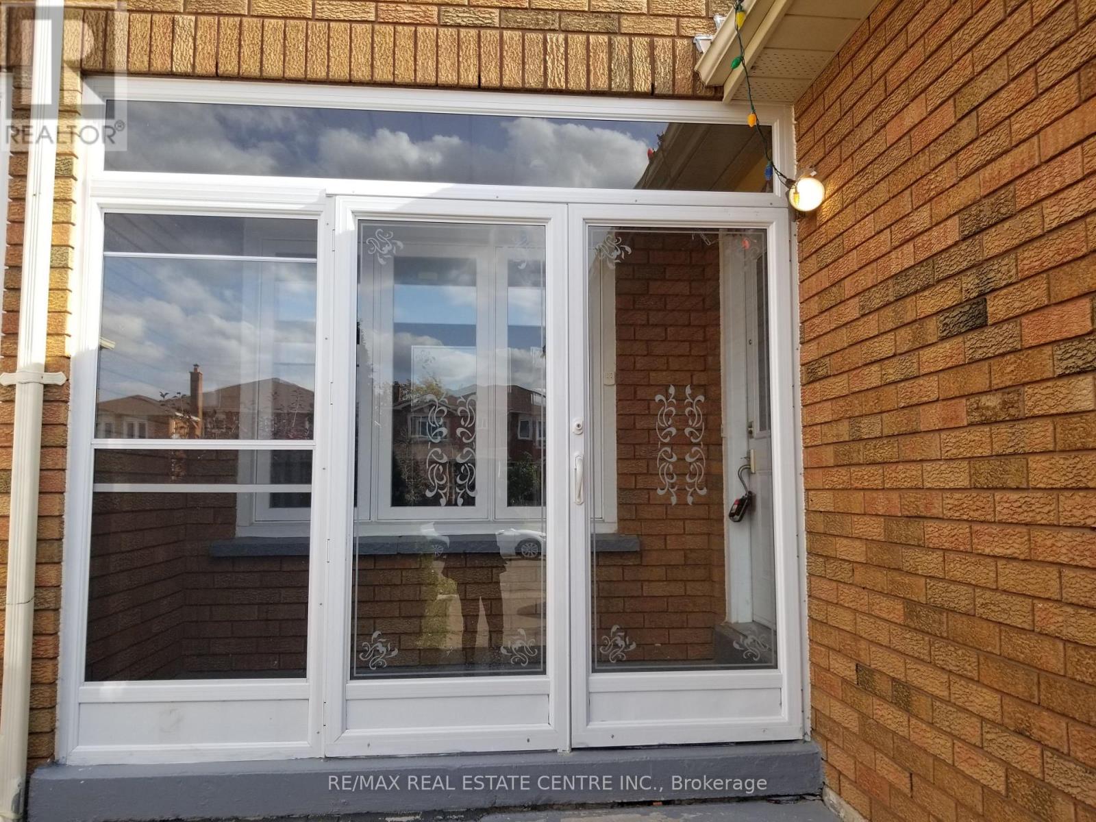 Main - 55 Tulip Drive, Brampton, Ontario  L6Y 3W3 - Photo 3 - W12722248