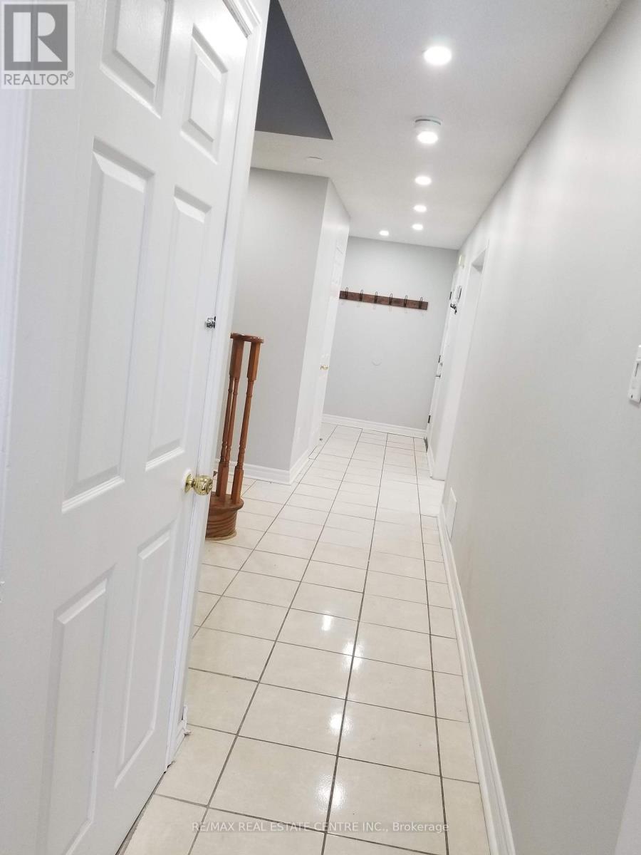 Main - 55 Tulip Drive, Brampton, Ontario  L6Y 3W3 - Photo 6 - W12722248