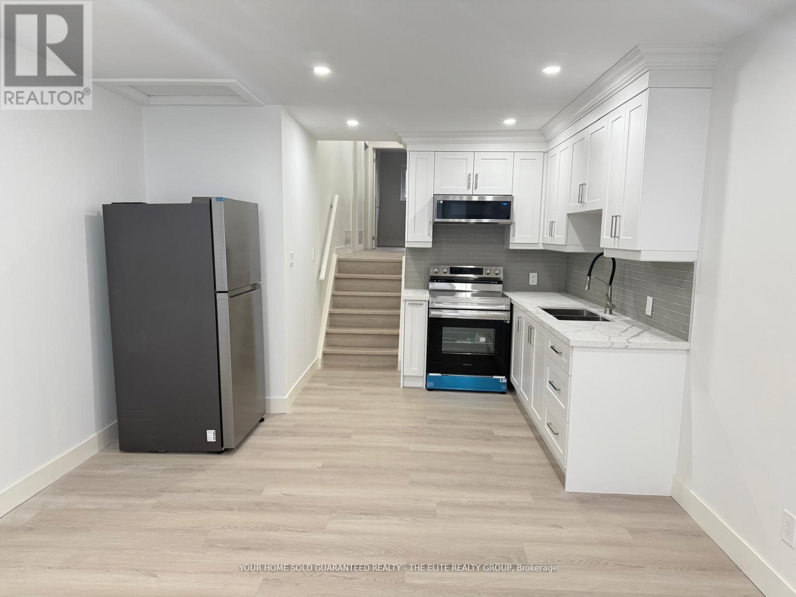 3276 Victory Crescent, Mississauga, Ontario  L4T 1L9 - Photo 2 - W12455527