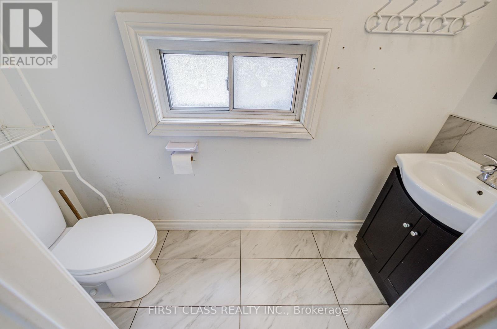 11 Greenaway Avenue, Hamilton, Ontario  L8L 6C3 - Photo 11 - X12718432