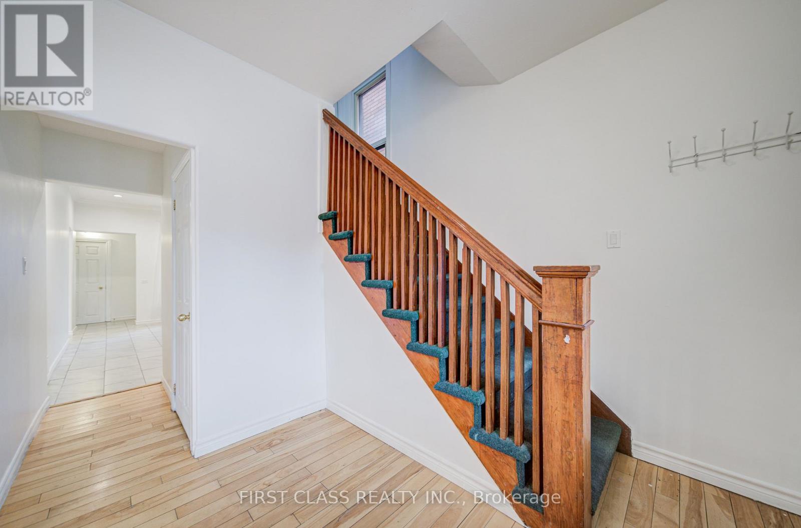 11 Greenaway Avenue, Hamilton, Ontario  L8L 6C3 - Photo 5 - X12718432