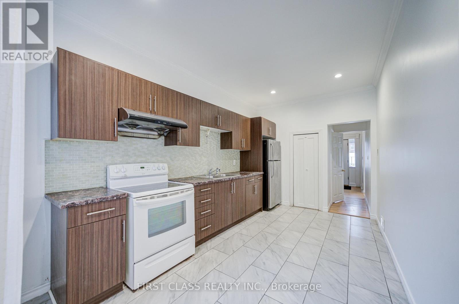 11 Greenaway Avenue, Hamilton, Ontario  L8L 6C3 - Photo 9 - X12718432