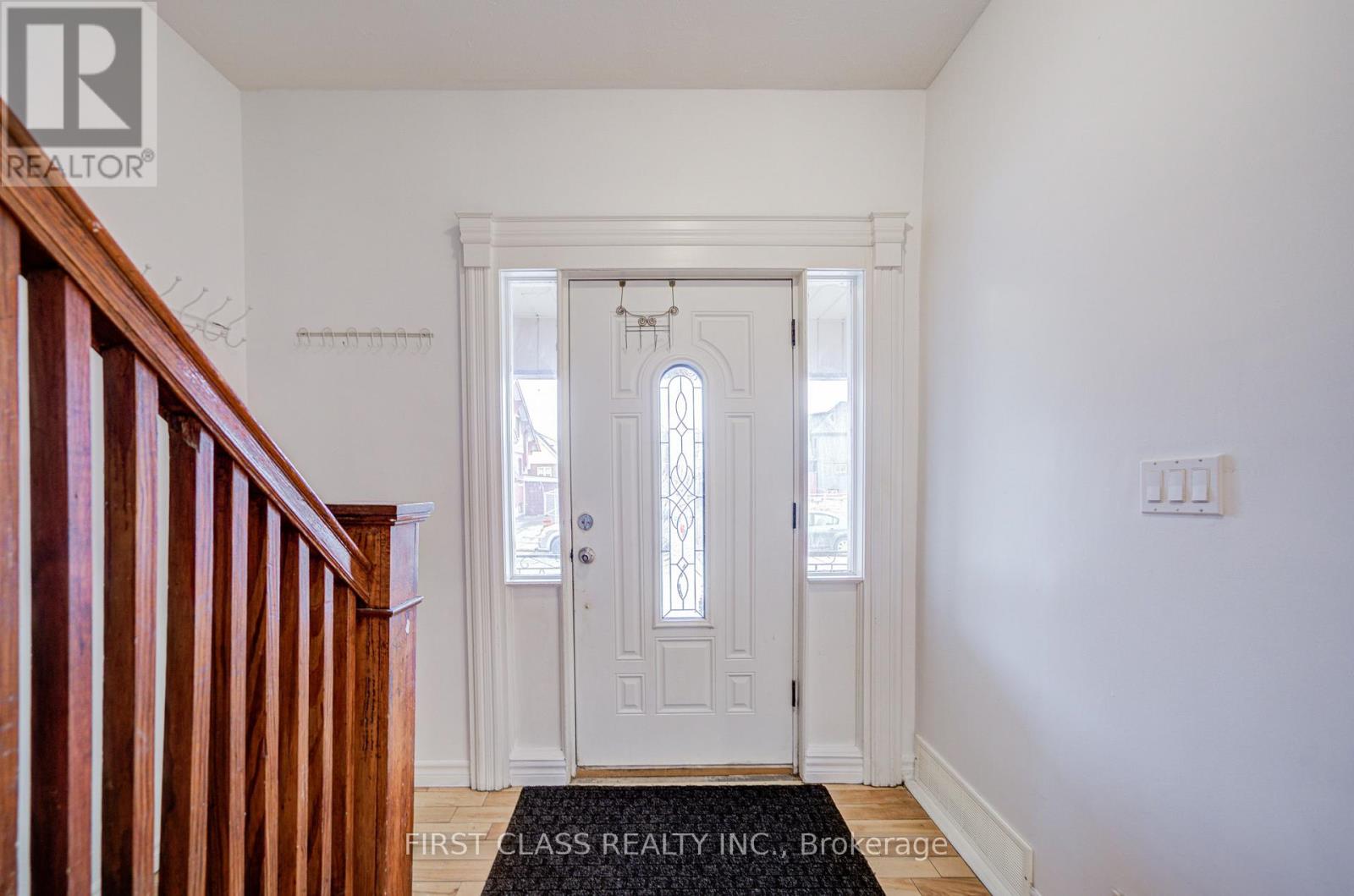 11 Greenaway Avenue, Hamilton, Ontario  L8L 6C3 - Photo 4 - X12718432