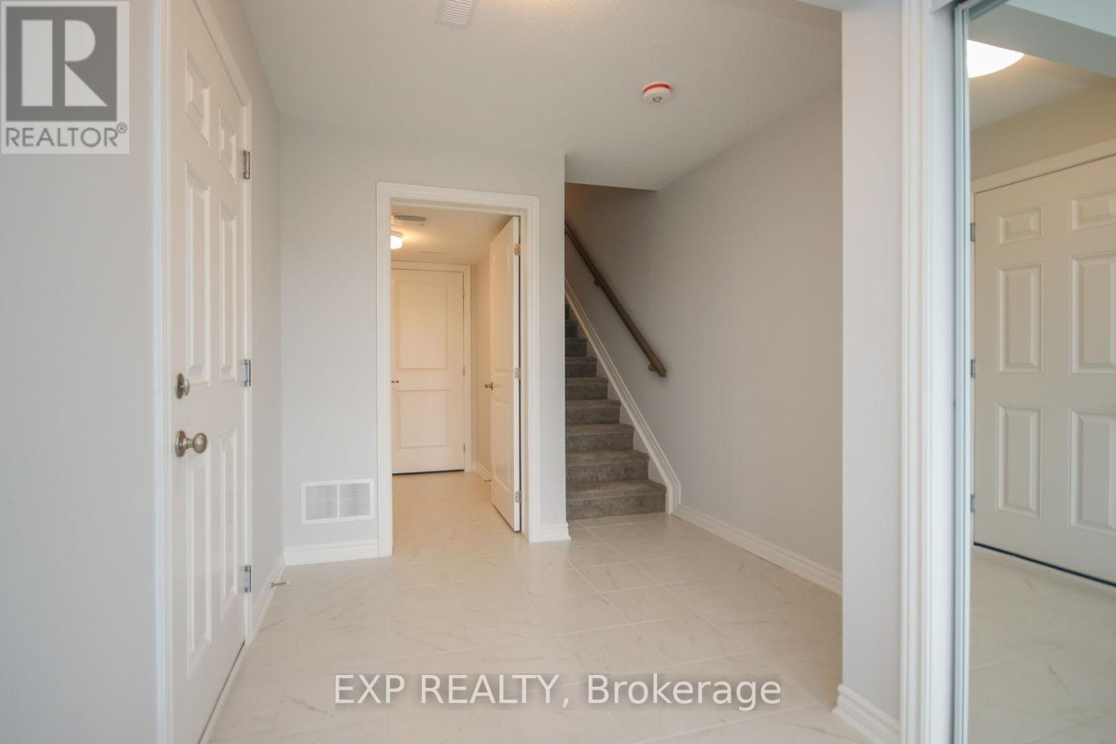 2004 Leinster Circle, Ottawa, Ontario K2S 2Z4 - Photo 4 - X12722272