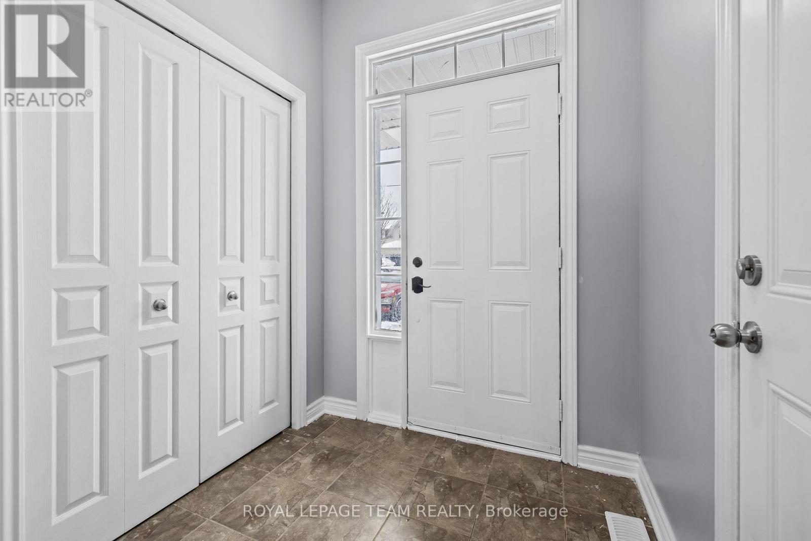 943 Klondike Road, Ottawa, Ontario K2W 0E3 - Photo 2 - X12722276