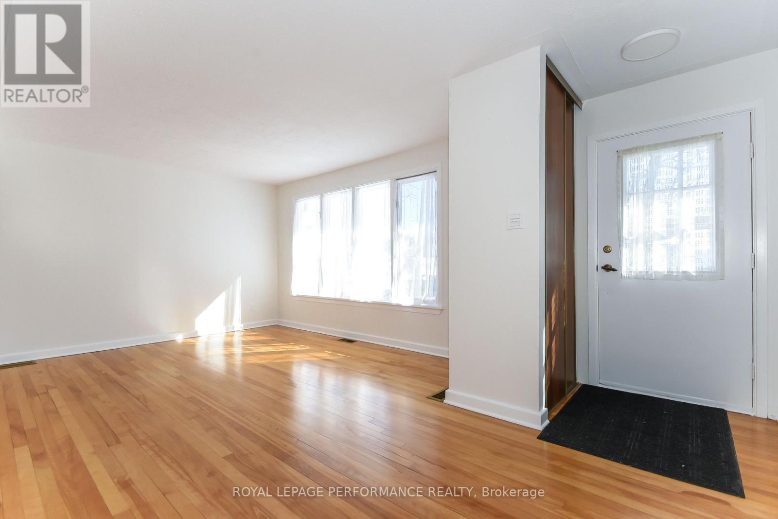 1867 Kingsdale Avenue, Ottawa, Ontario K1T 1H9 - Photo 3 - X12722294