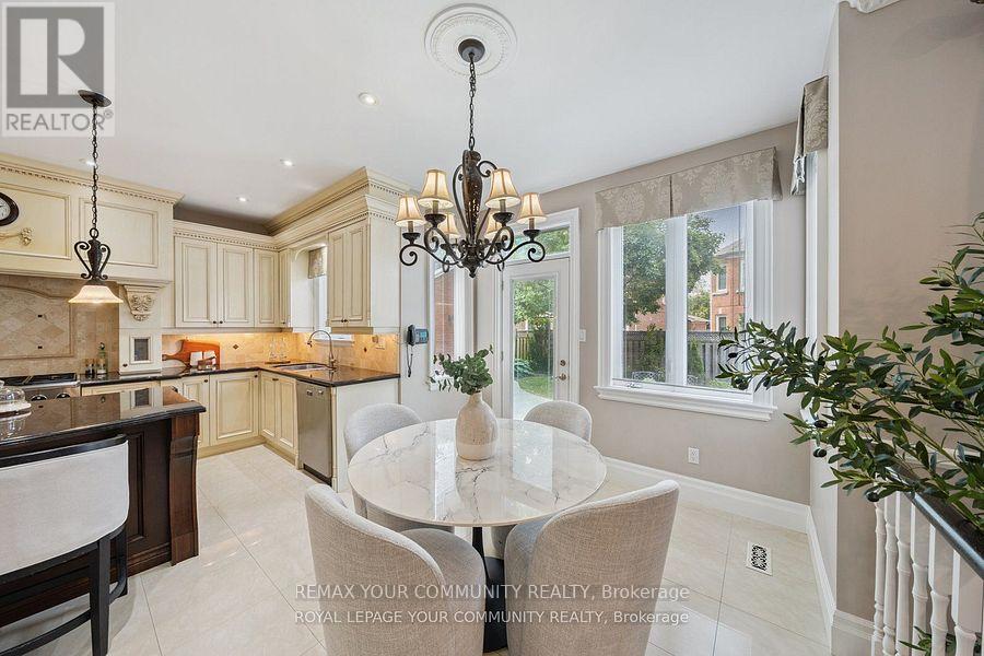 22 Theobalds Circle, Richmond Hill, Ontario  L4C 9C7 - Photo 16 - N12722316