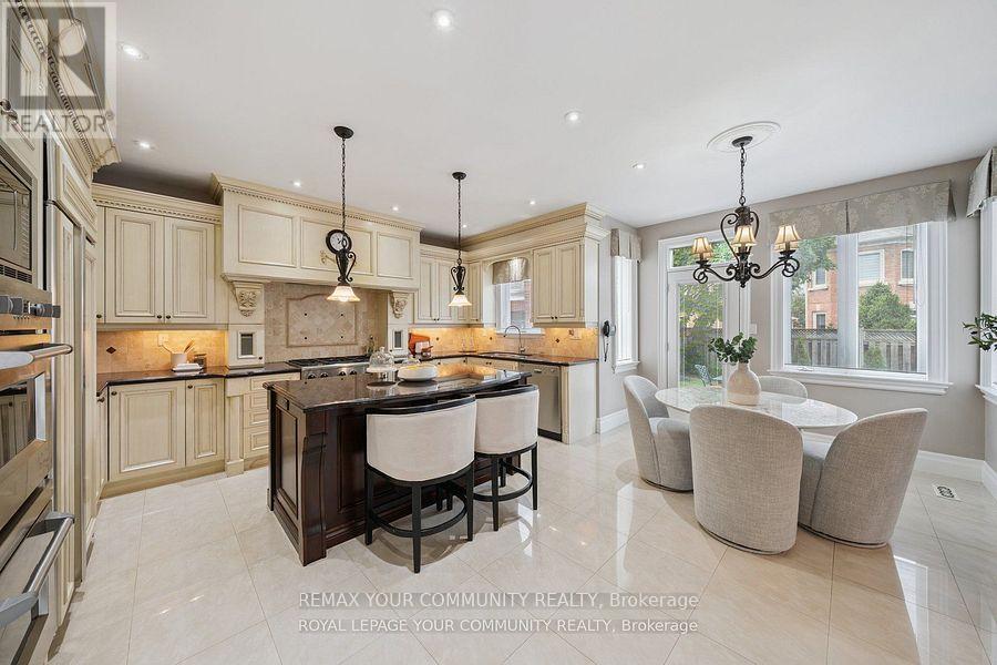 22 Theobalds Circle, Richmond Hill, Ontario  L4C 9C7 - Photo 4 - N12722316