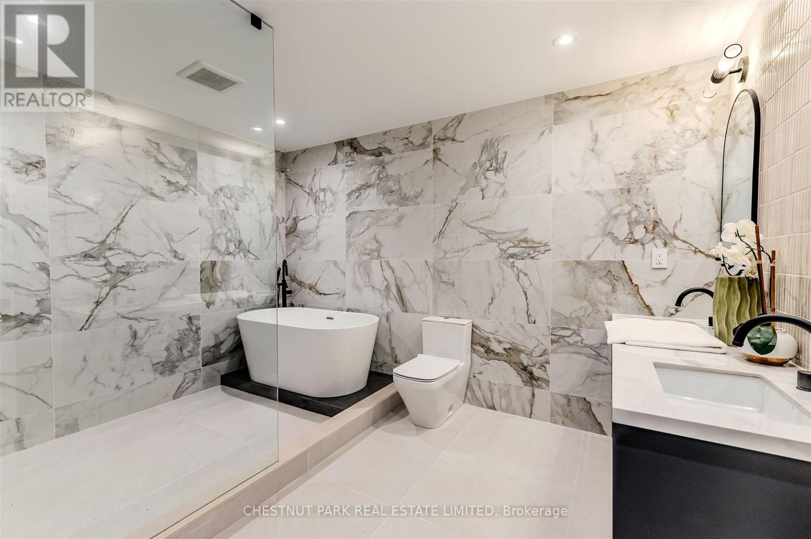 222a Pearson Avenue, Toronto, Ontario  M6R 1G7 - Photo 17 - W12722274